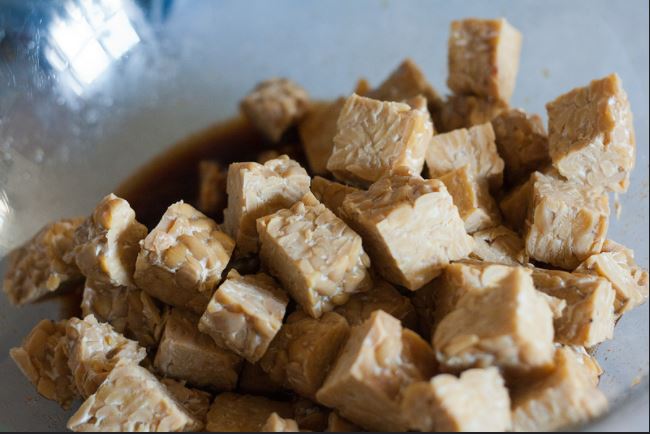 Wat is tempeh, een veelzijdige en eiwitrijke vleesvervanger