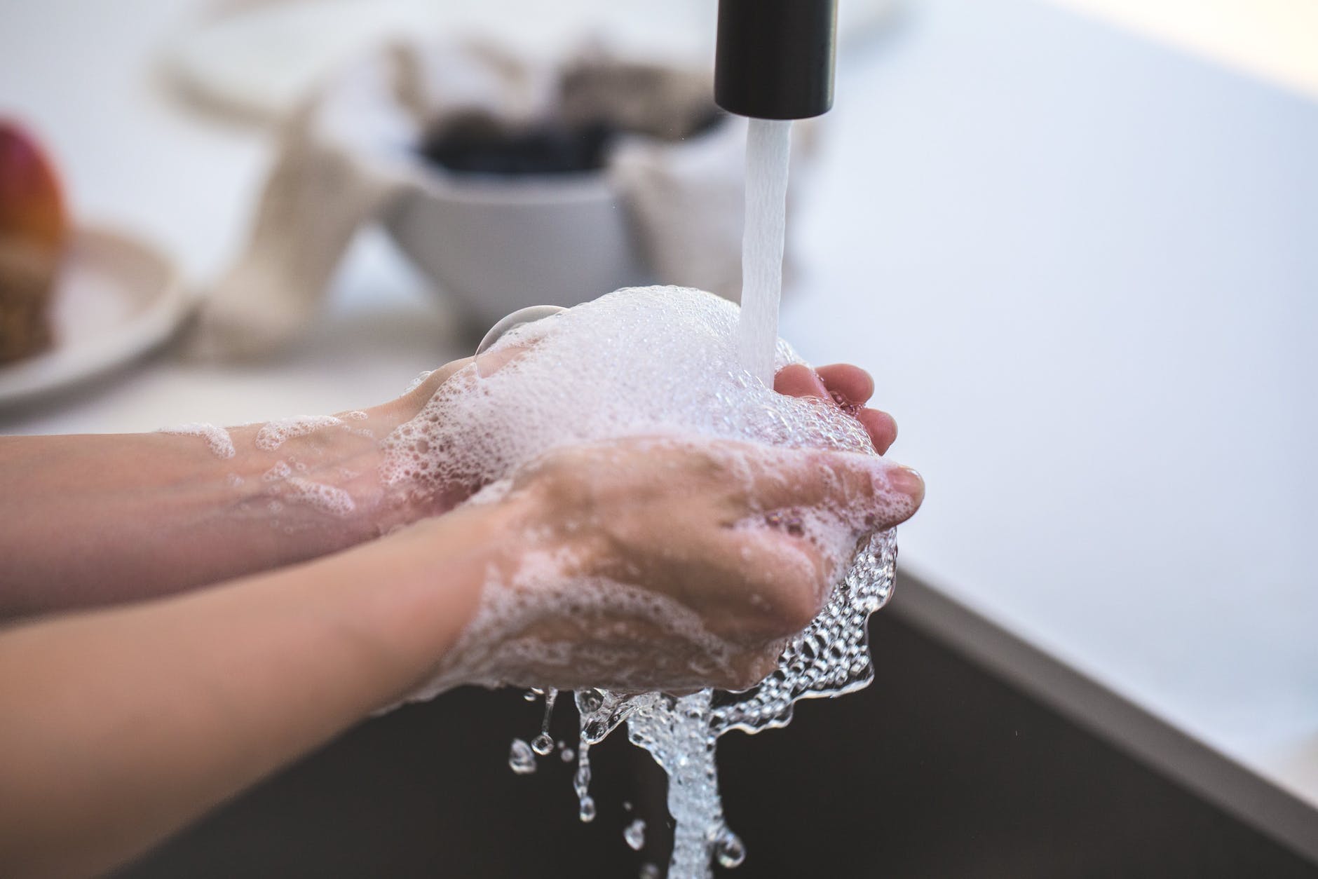 Droge handen door handen wassen? Dit kan je eraan doen